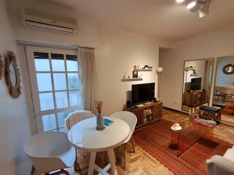 Departamento de dos ambientes en excelente estado.