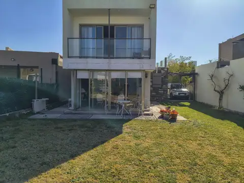 Casa en Alquiler con 1 cochera