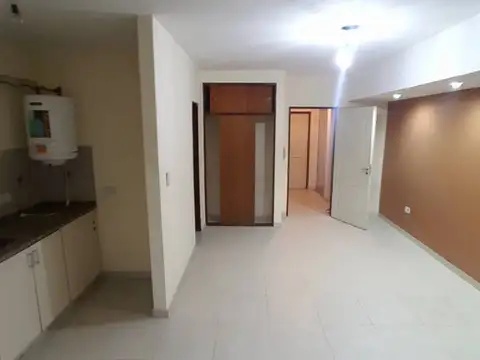 EN VENTA EN CASEROS AMPLIO DEPARTAMENTO MONOAMBIENTE EN PLANTA BAJA CFTE. + COCHERA  - 7244