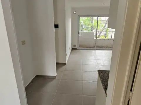 DOS AMBIENTES AL FRENTE CON COCHERA- A 2 Cuadras tren