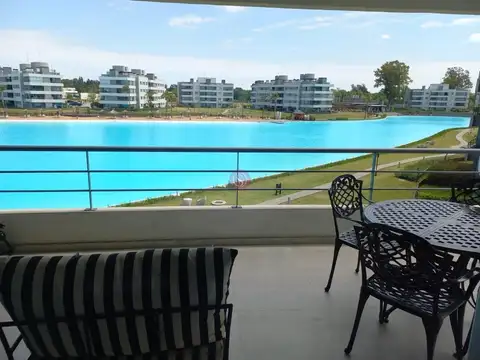 Lagoon Pilar Caamaño 1600