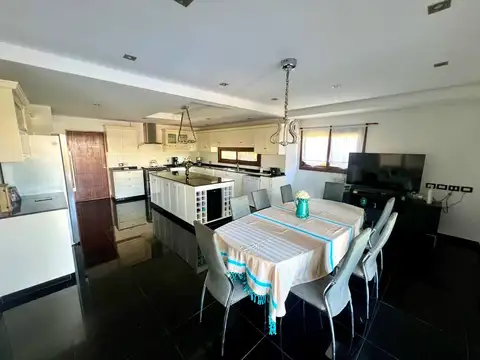 VENTA CASA NUEVO QUILMES 8 AMBIENTES A LA LAGUNA