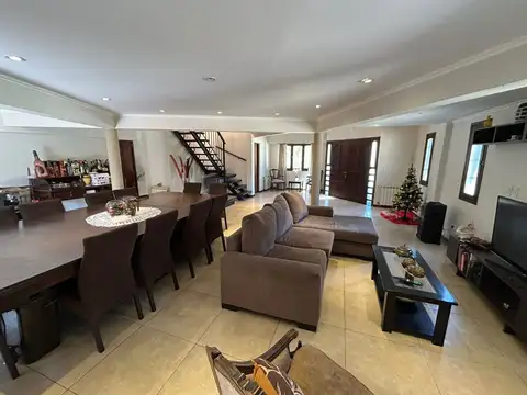 Casa 5 ambientes con 3 baños