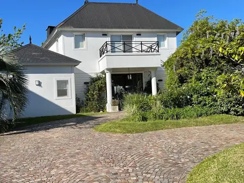 VENTA Casa en Los Castores, Nordelta, al agua. 3 dormitorios.