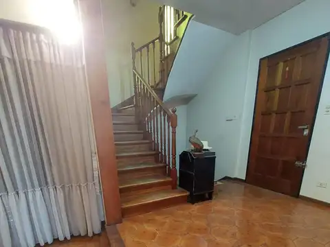 CASA 5 AMBIENTES - GARAGE  2 AUTOS - PARQUE - PILETA - QUINCHO - EXCELENTE UBICACION -