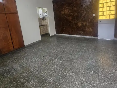 San Luis  5500  casa al frente esquina, 2 dormitorios, entrada vehicular, espacio aereo.