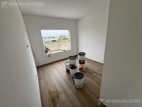 Casa 5 ambientes con 4 baños