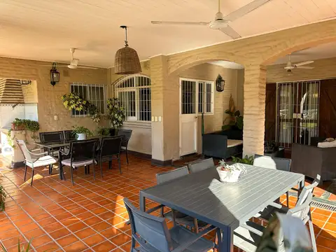 Casa 8 ambientes con 4 baños