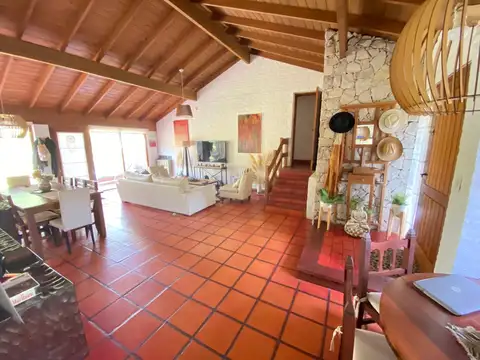 Casa en Alquiler Temporal con 2 cocheras