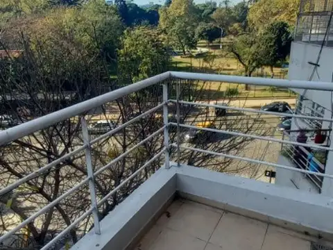 HERMOSO AMPLIO  2 AMBIENTES, BALCON VISTA PARQUE CENTENARIO IMPECABLE ESTADO
