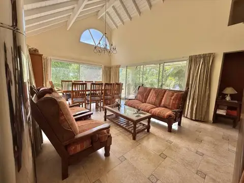 Casa 6 ambientes con 2 baños