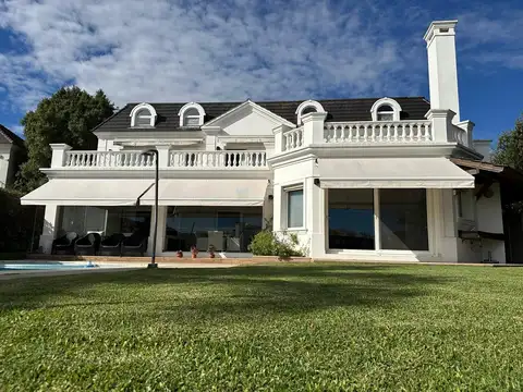 Casa en Venta sobre el lago, con 5 dormitorios, ascensor y 3er piso para gran sala de juegos en