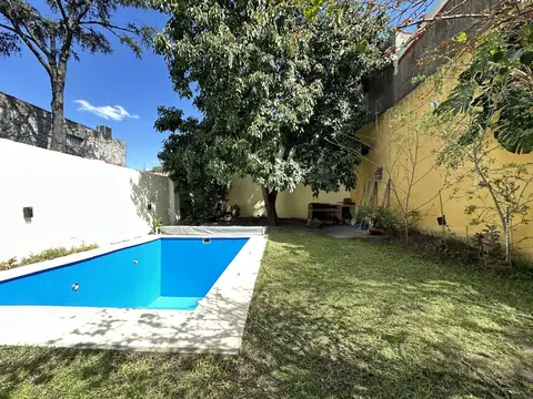 Casa con jardín y pileta en La Paternal 3 dormitorios en suite 350 m² de terreno