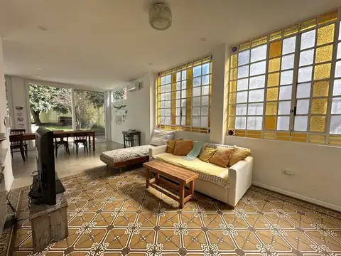 Casa con jardín y pileta en La Paternal 3 dormitorios en suite 350 m² de terreno