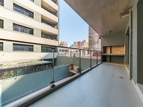 Venta. Departamento de 1 dormitorio con balcón, parrillero, cochera y amenities - Centro, Rosario.