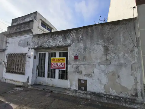 CASA DE 4 AMBIENTES CON COCHERA, PATIO Y TERRAZA EN SARANDÍ