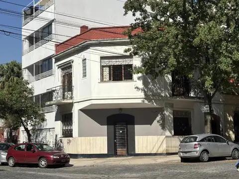 Casa en venta - 4 Dormitorios 2 Baños - Chacarita