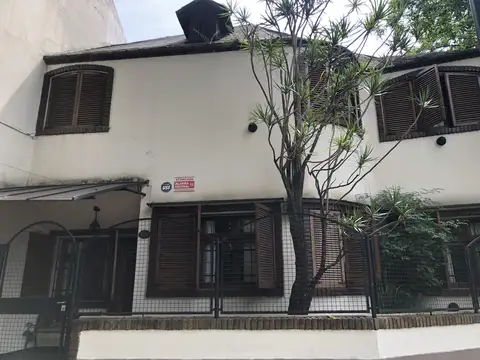 CASA 7 AMBIENTES CON PATIO Y TERRAZA CON PARRILLA, COCHERA P/AUTO GRANDE, EN CONESA AL 400, BARRIO DE COLEGIALES