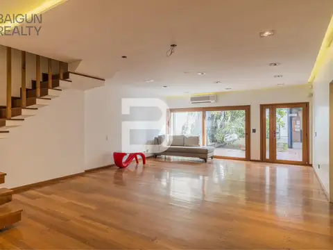 Venta Casa de 7 Ambientes en Villa Pueyrredón. Jardín, Pileta y Gran Quincho