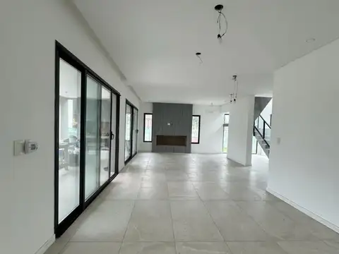 EXCELENTE CASA, 5 AMBIENTES CON PARRILLA Y VISTA A LA LAGUNA A LA VENTA , 262m2 BARRIO SANTA ANA