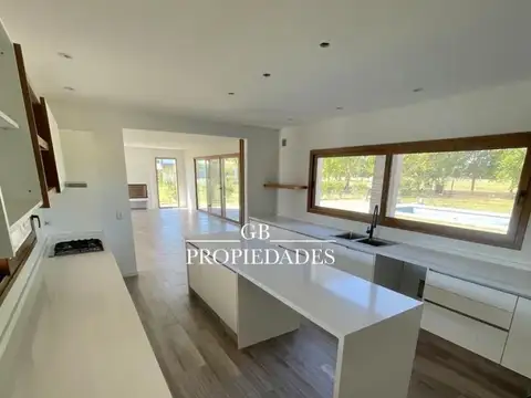 Casa en Venta con 8 cocheras