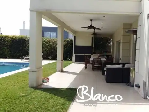 Casa 6 ambientes con 5 baños