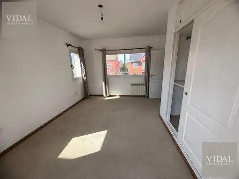 Casa en Alquiler con 2 cocheras