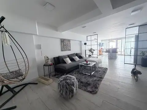 VENTA DEPTO.  EN DUPLEX CON AMPLIO PATIO Y JARDIN DE INVIERNO. ESPECTACULAR