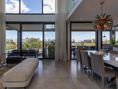 Casa en venta tres suites en Marinas al lago Puertos