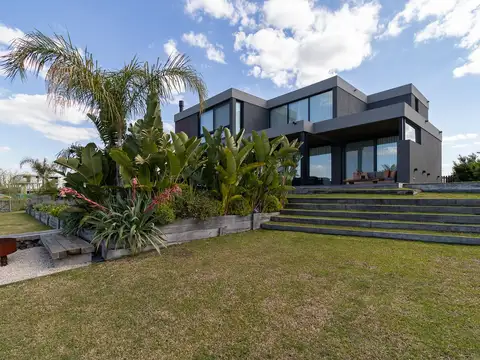 Casa en venta tres suites en Marinas al lago Puertos