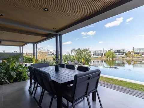 Casa en Venta con 4 cocheras