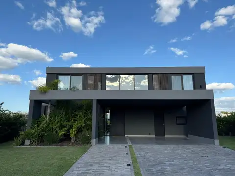 Casa en Venta con 4 cocheras