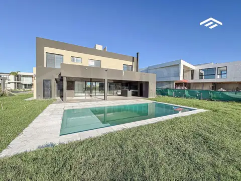 Casa 5 ambientes con 4 baños