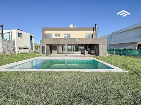 Casa en Alquiler con 2 cocheras