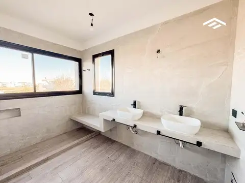 Casa en Alquiler con 2 cocheras