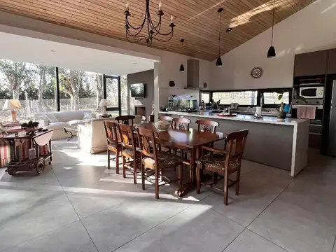 Casa 4 ambientes con 3 baños