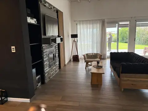 Casa en Alquiler con 3 cocheras