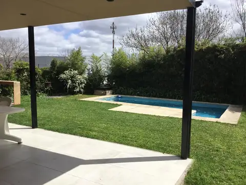 Casa en Alquiler Temporal con 3 cocheras