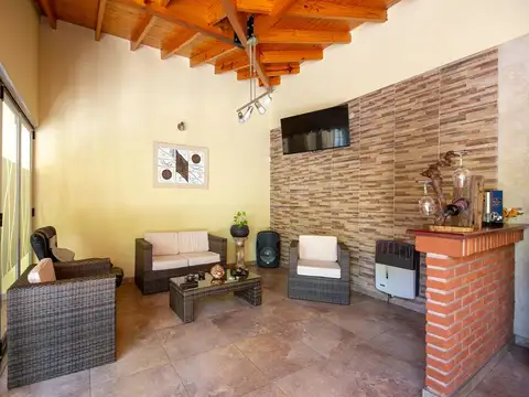 Casa 6 ambientes con 3 baños