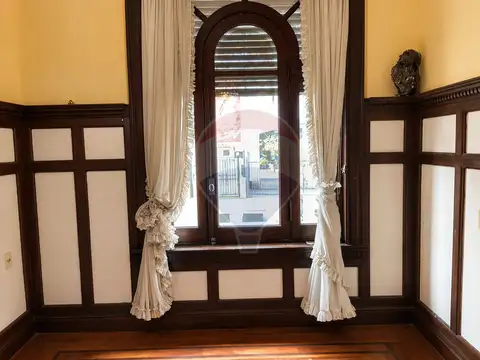 Casa 8 ambientes con 6 baños
