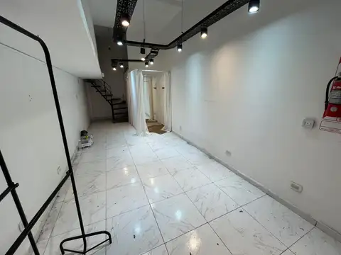 LOCAL DE 35  M2 CON ENTREPISO Y BAULERA EN LA MEJOR UBICACION " FOCO COMERCIAL"
