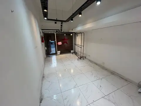 LOCAL DE 35  M2 CON ENTREPISO Y BAULERA EN LA MEJOR UBICACION " FOCO COMERCIAL"