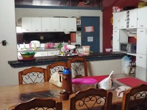 Casa 6 ambientes con 5 baños