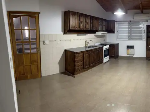 Casa 9 ambientes con 2 baños