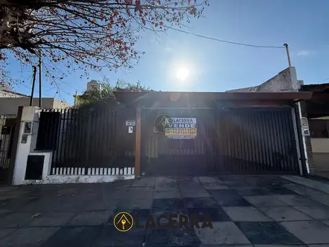 Venta casa 4 ambientes + escritorio c/ cochera, fondo libre y terraza, Villa Ballester