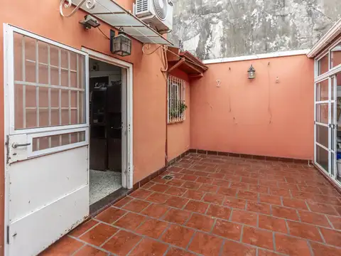Casa  con 2 locales en Villa Dominico