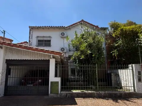 Solido chalet en Castelar norte Centro a 50mts de Arias