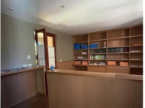 CASA 2 DORM - 3 BAÑOS - OFICINA - ESCRIBANIA - LOTE 503 M2. - GALERIA - GALPON - PARRILLA - LOBOS