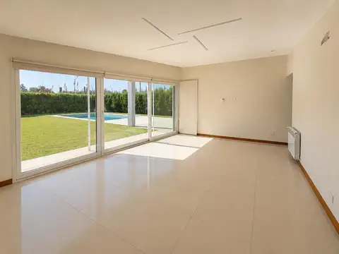Casa en Alquiler en Puerto Roldan, USD 1.700