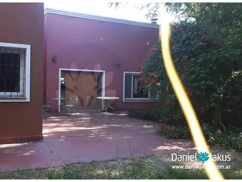 Casa 8 ambientes con 2 baños